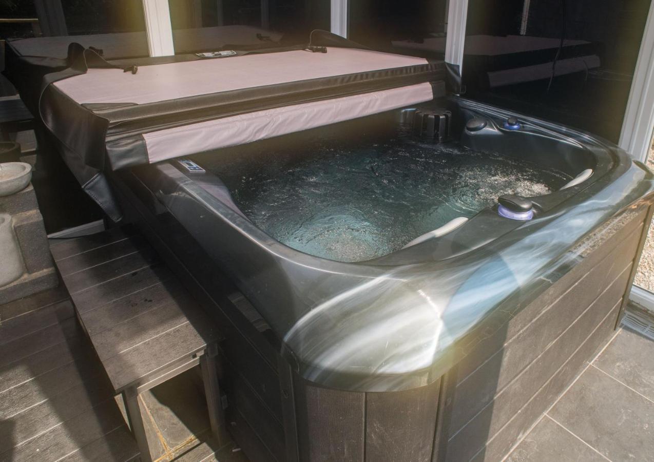 Luxury Super Central Cottage With A Hot Tub/ Gym Portree Exterior photo